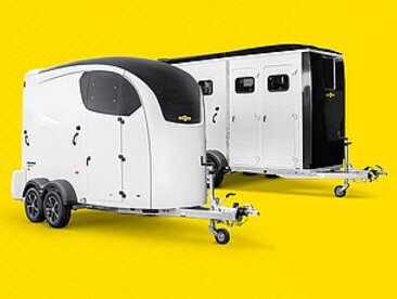 Zwei Humbaur Pferdeanhänger auf gelbem Hintergrund | © Humbaur GmbH