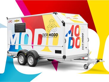 Außenansicht des Anhängers MODO auf buntem Hintergrund | © Humbaur GmbH