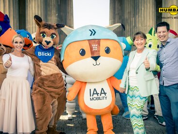 Monika Humbaur zusammen mit Blicki beim Maskottchen Gipfel | © Humbaur GmbH 