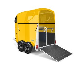 Rückansicht eines gelben Pferdeanhängers Pegasus Style mit geöffneter Heckklappe.  | © Humbaur GmbH