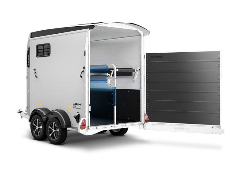Humbaur Areion Pro mit geöffneter Hecktüre, die Innenansicht mit Trennwand ist ersichtlich | © Humbaur GmbH