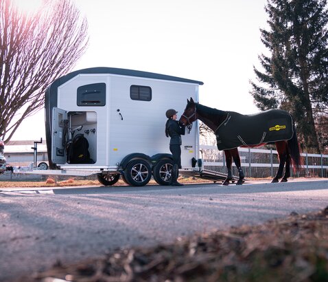 Reiterin mit Pferdeanhänger Areion Pro | © Humbaur GmbH