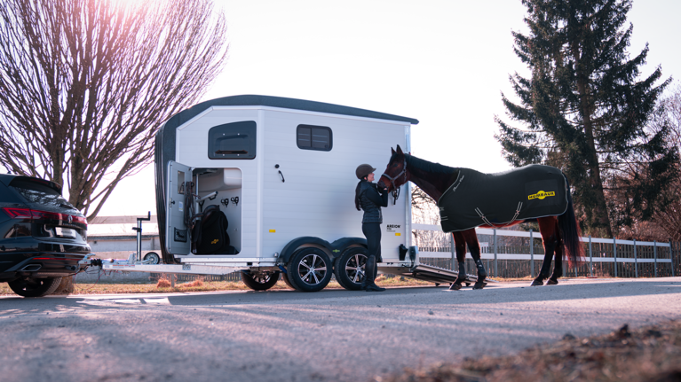 Humbaur Areion Pro Pferdeanhänger mit Reiterin und Pferd | © Humbaur GmbH