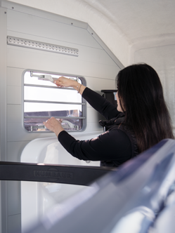 Humbaur Areion Pure Innenraum mit Brust- und Heckstangen und Futtertrog | © Humbaur GmbH