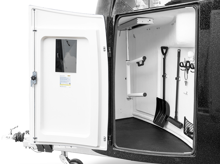 Humbaur Pferdeanhänger mit geöffneter Sattelkammer | © Humbaur GmbH