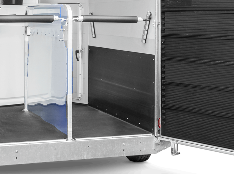 Innenansicht eines Humbaur Pferdeanhängers mit Seitentrittschutz | © Humbaur GmbH