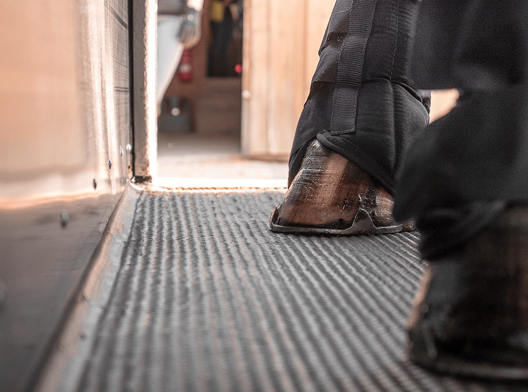 Ansicht einer Pferdehufe in einem Pferdeanhänger | © Humbaur GmbH