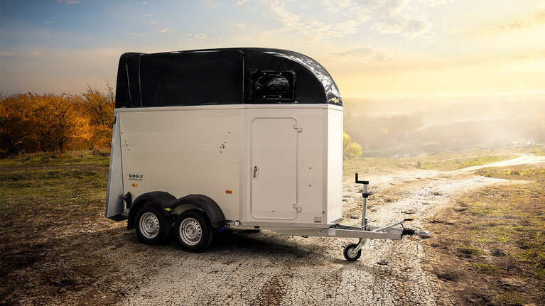 Seitenansicht Pferdeanhänger Humbaur Single Alu im Gelände | © Humbaur GmbH