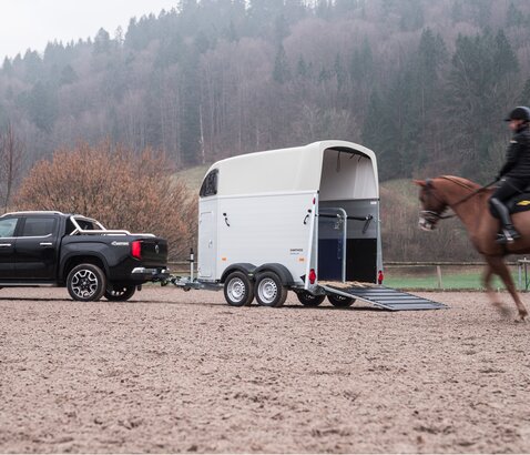 Humbaur Xanthos mit Zugfahrzeug und Pferd | © Humbaur GmbH