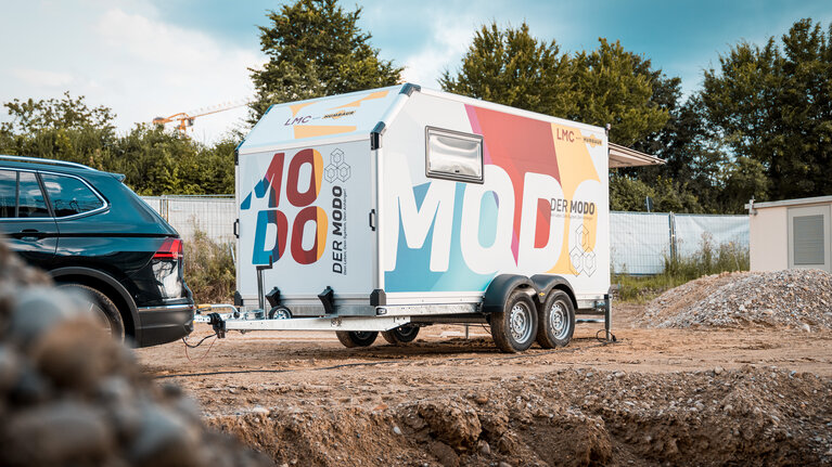 Seitenansicht Humbaur MODO auf Baustelle | © Humbaur GmbH