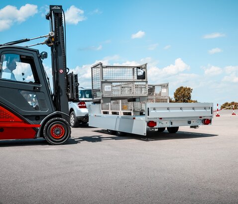 Humbaur Universal wird mit Gitterboxen Beladen  | © Humbaur GmbH