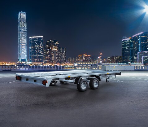 Humbaur MTK, Nachts vor Stadtskyline  | © Humbaur GmbH