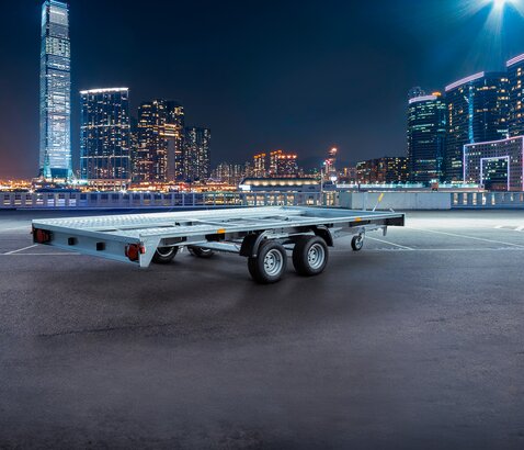 FTK steht auf einem Parkplatz mit Aussicht auf eine Stadt | © Humbaur GmbH