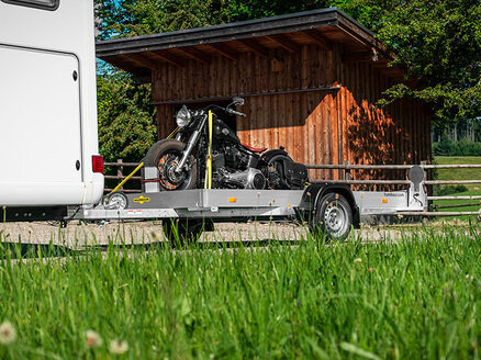 HKT beladen mit Motorrad vor Scheune | © Humbaur GmbH