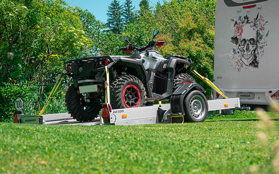 HKT Hinten Rechts abgekippt mit Quad beladen | © Humbaur GmbH