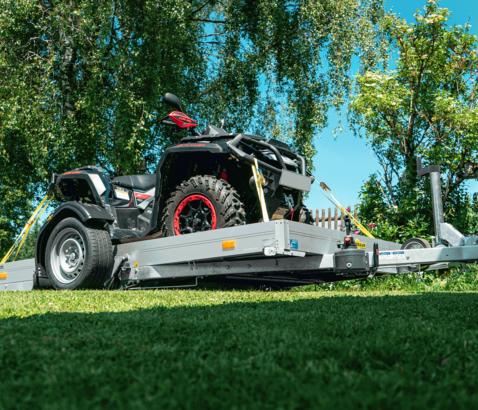 Der HKT mit einem Quad beladen und an einem Wohnmobil angehängt | © Humbaur GmbH