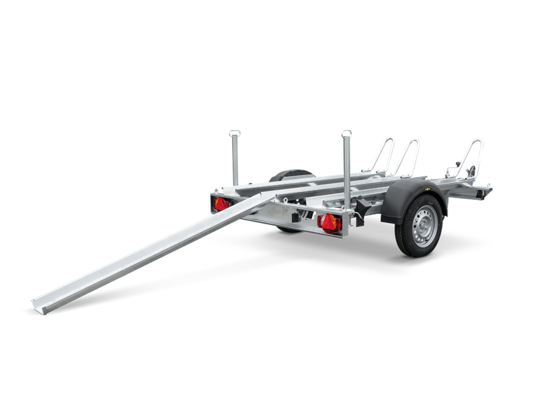 Humbaur HM, Ein Motorradtransporter für bis zu 3 Mottorräder, Hinten Links mit angelegter Rampe | © Humbaur GmbH