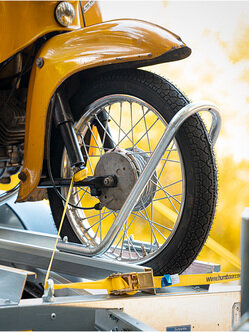 HM Vorderradbügel mit eingespanntem Motorrad  | © Humbaur GmbH