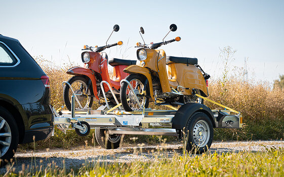 Humbaur HM Beladen mit Vespas auf Feldweg | © Humbaur GmbH