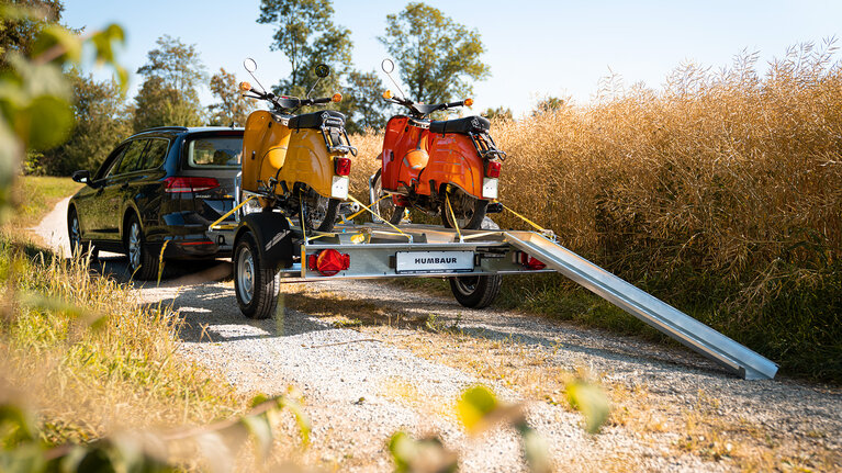 Der HM beladen mit zwei Vespas und angelegter Rampe | © Humbaur GmbH