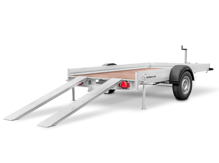 Humbaur KFT, Kleinfahrzeugtransporter mit angelegten Rampen, Hinten Rechts | © Humbaur GmbH
