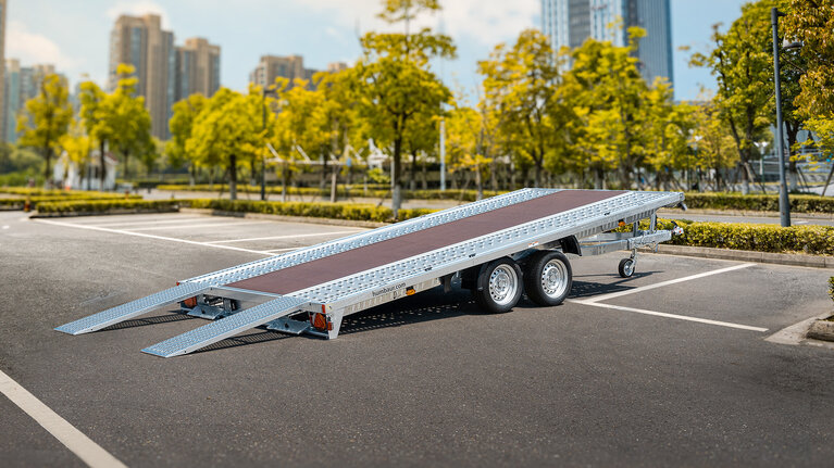 MTK Fahrzeugtransporter abgekippt auf Parkplatz  | © Humbaur GmbH