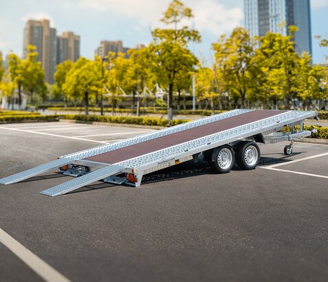 MTK Fahrzeugtransporter abgekippt auf Parkplatz  | © Humbaur GmbH