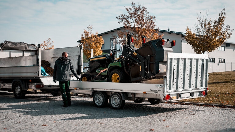 MTKA Anwenderbild mit beladenem Rasenmäherraktor  | © Humbaur GmbH