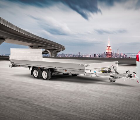 MTKA, Fahraufnahmen des Anhänger mit weißem Pickup als Zugfahrzeug | © Humbaur GmbH