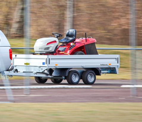 Humbaur HN Tandem steht mit aufgeklappter Bordwand im Wald  | © Humbaur GmbH