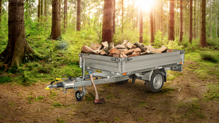 Humbaur HU, beladen mit Holz im Wald  | © Humbaur GmbH