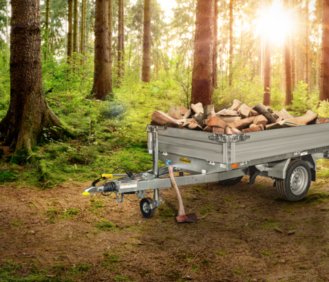 Humbaur HU, beladen mit Holz im Wald  | © Humbaur GmbH