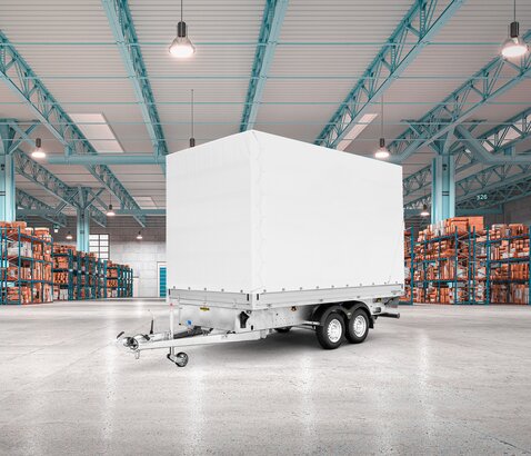 Humbaur HT Hebebühnenahänger, Vorne Links in einer Logistikhalle  | © Humbaur GmbH