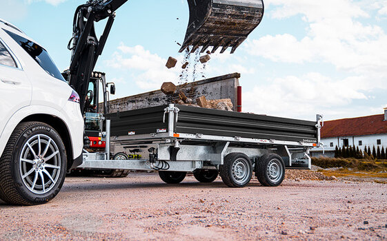 HTK, Ein Humbaur Dreiseitenkipper, der gerade beladen wird | © Humbaur GmbH