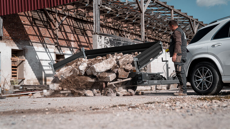 HTK, Ein Humbaur Dreiseitenträger, der Beton auf den Boden ausleert | © Humbaur GmbH