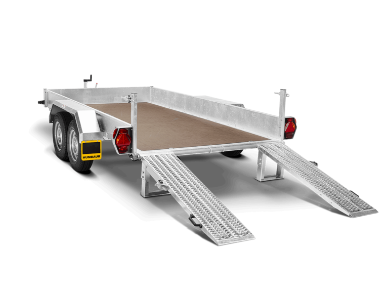 HS Basis, Ein Humbaur Baumaschienen Transporter mit Auffahrbohlen,Vorne links  | © Humbaur GmbH