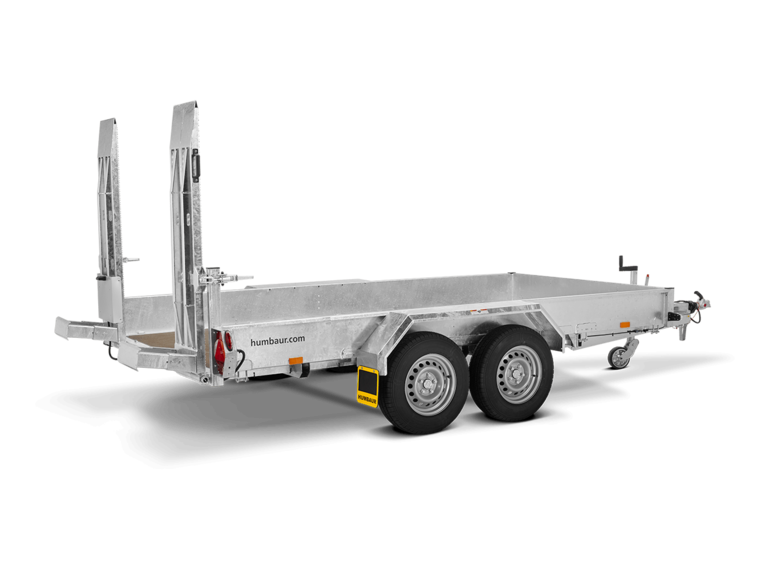 HS Basis, Ein Humbaur Baumaschienen Transporter mit Auffahrbohlen, Rechte Seite | © Humbaur GmbH