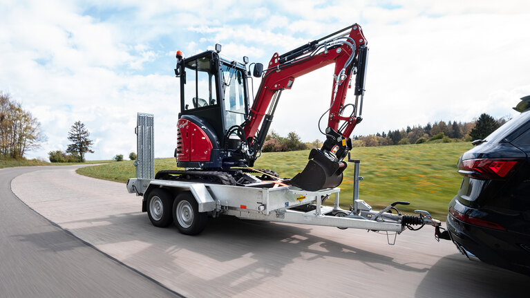 Humbaur HS Baumaschienen Transporter transportiert einen Bagger | © Humbaur GmbH