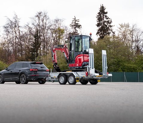 Humbaur HS, Baumaschienen Transporter steht auf einem Gelände  | © Humbaur GmbH