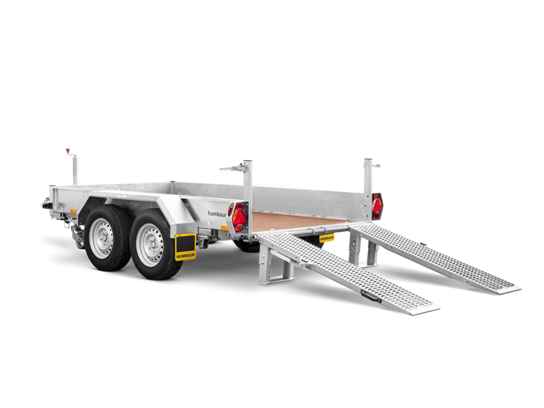 HS Basis,  Ein Humbaur Baumaschienen Transporter mit Auffahrbohlen, hinten links, mit rungerklappten Rampen | © Humbaur GmbH