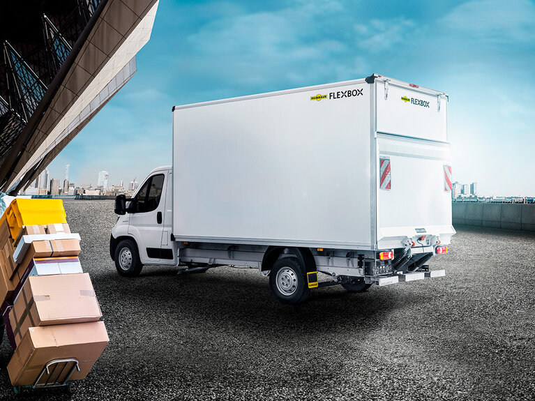 Fahrzeug mit Humbaur Flexbox-Aufbau in der Rückansicht steht zum Beladen von Paketen bereit. | © Humbaur GmbH