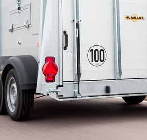 Auf der Rückseite eines angekoppelten Humbaur Pferdeanhängers ist eine 100km/h Plakette angebracht.  | © Humbaur GmbH