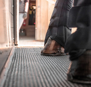 Pferdehufe steht auf Aluboden in einem Humbaur Pferdeanhänger | © Humbaur GmbH