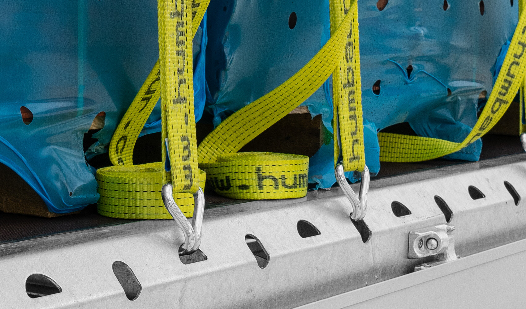 Ladung auf Anhänger ist mit Spanngurten gesichert | © Humbaur GmbH